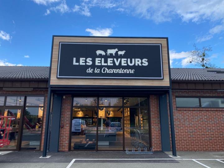 Guidez vos clients vers votre entreprise avec des enseignes et des signalétiques qui attirent au premier regard.